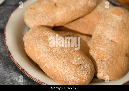 Détail de quelques biscuits artisanaux typiques des îles Canaries (Espagne) sur une assiette Banque D'Images