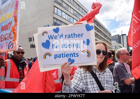 Londres, Angleterre, Royaume-Uni. 1st mai 2023. Les manifestants se rassemblent devant l'hôpital St Thomas avant la marche. Des foules ont défilé à Westminster pour soutenir le personnel du NHS et du NHS. (Credit image: © Vuk Valcic/ZUMA Press Wire) USAGE ÉDITORIAL SEULEMENT! Non destiné À un usage commercial ! Banque D'Images