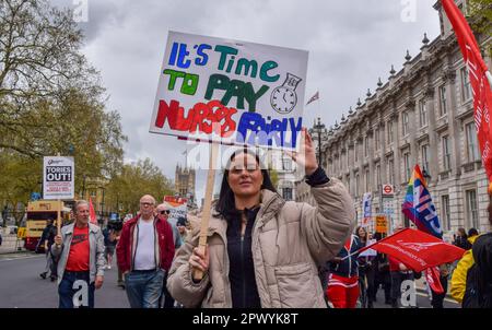 Londres, Angleterre, Royaume-Uni. 1st mai 2023. Les manifestants passent par Whitehall. Des foules ont défilé à Westminster pour soutenir le personnel du NHS et du NHS. (Credit image: © Vuk Valcic/ZUMA Press Wire) USAGE ÉDITORIAL SEULEMENT! Non destiné À un usage commercial ! Banque D'Images