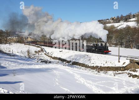 52044 et 85 passent le champ supérieur à Haworth sur 10.3.23 Banque D'Images