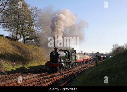 6989 départ de Horsted Keynes lors d'une superbe Charte Jon Bowers sur 17,4.23. Banque D'Images