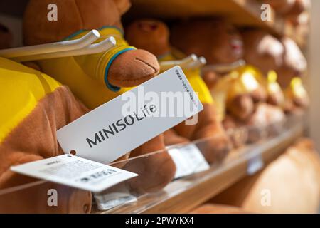 Une étiquette avec le logo de l'entreprise sur un jouet en peluche sur une étagère dans un magasin de la marque Miniso. Minsk, Biélorussie, 2023 Banque D'Images