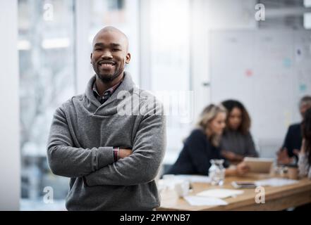 Le système IVE a toujours un état d'esprit fort et déterminé. un jeune homme d'affaires debout dans un bureau Banque D'Images