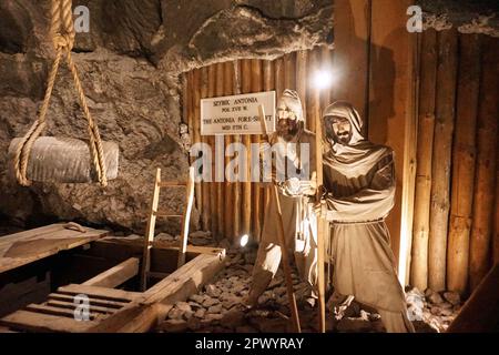 Un diorame avec des modèles de travail grandeur nature dans une chambre de la mine de sel de Wieliczka au 12th siècle, Cracovie, Pologne Banque D'Images