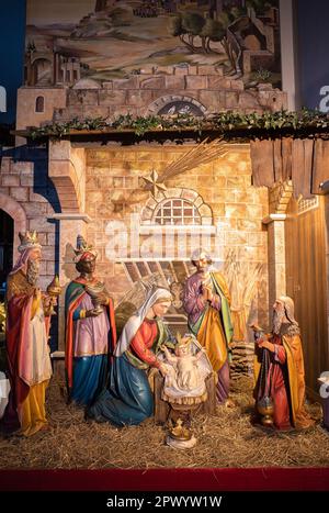 Feldkirch, Autriche - 21 janvier 2022 : berceau de Noël - scène de la nativité dans l'église - symbole de la naissance de Jésus Banque D'Images