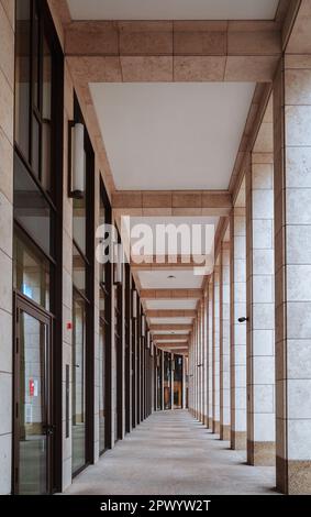 Couloir d'un bâtiment moderne à Francfort-sur-le-main, Allemagne Banque D'Images