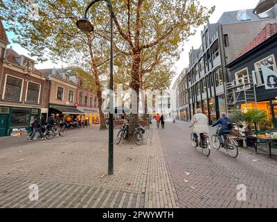 Delft, pays-Bas - 15 octobre 2021: Vue sur la rue et les scènes de la ville à Delft, une belle petite ville des pays-Bas. Banque D'Images