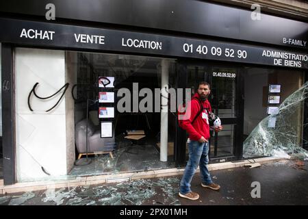 Des manifestants et la police française se battent lors des émeutes de Mayday, le 1st mai 2023, dans le centre de Paris. Beaucoup de gens se sont tournés vers le haut pour exprimer leur détestent du président Macron et de ses politiques actuelles. Banque D'Images