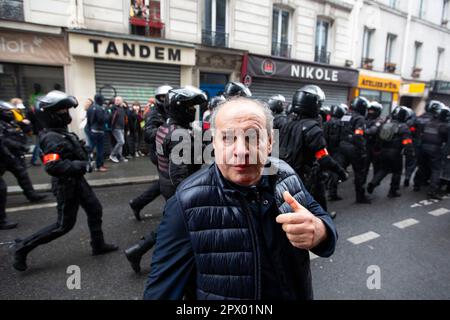 Affrontements entre manifestants et police française lors des émeutes de Mayday du 1 mai 2023 dans le centre de Paris. Beaucoup de gens se sont présentés pour exprimer leur aversion pour le président Macron et ses politiques actuelles. Photo ici d'un citoyen français avec un nez sanglant après des affrontements avec l'escouade de la police française Riot. Banque D'Images