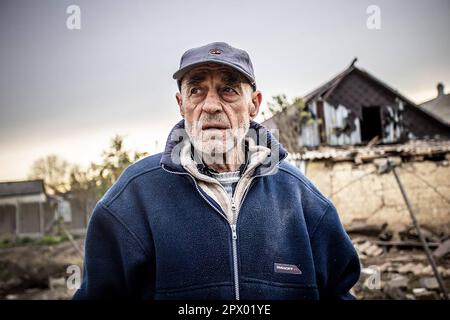 Pavlograd, Ukraine. 01st mai 2023. Volodymyr, qui est un résident de Pavlograd, inspecte les dommages de sa maison après qu'elle ait été détruite par des bombardements russes sur 1 mai 2023 à Pavlograd, oblast de Dnipropetrovsk, Ukraine. Le chef de l'Administration militaire régionale de Dnipro, Serhii Lysak, a déclaré que 34 personnes, dont cinq enfants, avaient été blessées lors des attaques contre le district de Pavlohrad. Photo par Dnipropetrovsk Administration régionale de l'Etat/UPI crédit: UPI/Alay Live News Banque D'Images