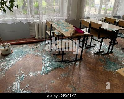 Pavlograd, Ukraine. 01st mai 2023. Les écoles endommagées par les bombardements russes sont vues sur 1 mai 2023 à Pavlograd, en Ukraine. Le chef de l'Administration militaire régionale de Dnipro, Serhii Lysak, a déclaré que 34 personnes, dont cinq enfants, avaient été blessées lors des attaques contre le district de Pavlohrad. Photo par la police ukrainienne de la région de Dnipropetrovsk/UPI crédit: UPI/Alamy Live News Banque D'Images