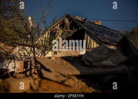 Pavlograd, Ukraine. 01st mai 2023. Une maison endommagée détruite par des bombardements russes est vue sur 1 mai 2023 à Pavlograd, oblast de Dnipropetrovsk, Ukraine. Le chef de l'Administration militaire régionale de Dnipro, Serhii Lysak, a déclaré que 34 personnes, dont cinq enfants, avaient été blessées lors des attaques contre le district de Pavlohrad. Photo par Dnipropetrovsk Administration régionale de l'Etat/UPI crédit: UPI/Alay Live News Banque D'Images