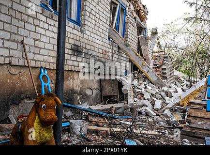 Pavlograd, Ukraine. 01st mai 2023. Des maisons endommagées par des bombardements russes sont vues sur 1 mai 2023 à Pavlograd, en Ukraine. Le chef de l'Administration militaire régionale de Dnipro, Serhii Lysak, a déclaré que 34 personnes, dont cinq enfants, avaient été blessées lors des attaques contre le district de Pavlohrad. Photo par la police ukrainienne de la région de Dnipropetrovsk/UPI crédit: UPI/Alamy Live News Banque D'Images