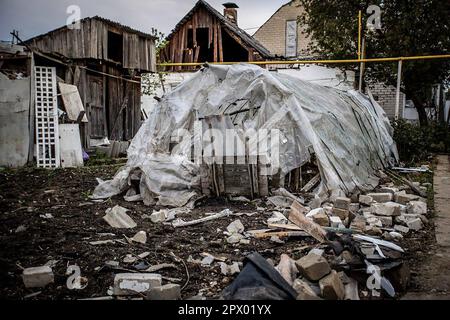 Pavlograd, Ukraine. 01st mai 2023. Une maison endommagée détruite par des bombardements russes est vue sur 1 mai 2023 à Pavlograd, oblast de Dnipropetrovsk, Ukraine. Le chef de l'Administration militaire régionale de Dnipro, Serhii Lysak, a déclaré que 34 personnes, dont cinq enfants, avaient été blessées lors des attaques contre le district de Pavlohrad. Photo par Dnipropetrovsk Administration régionale de l'Etat/UPI crédit: UPI/Alay Live News Banque D'Images
