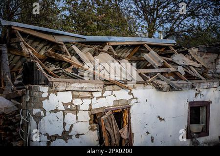 Pavlograd, Ukraine. 01st mai 2023. Une maison endommagée détruite par des bombardements russes est vue sur 1 mai 2023 à Pavlograd, oblast de Dnipropetrovsk, Ukraine. Le chef de l'Administration militaire régionale de Dnipro, Serhii Lysak, a déclaré que 34 personnes, dont cinq enfants, avaient été blessées lors des attaques contre le district de Pavlohrad. Photo par Dnipropetrovsk Administration régionale de l'Etat/UPI crédit: UPI/Alay Live News Banque D'Images