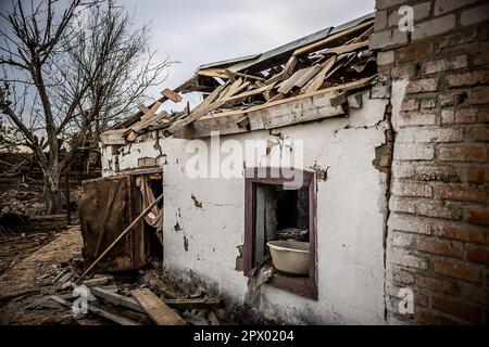 Pavlograd, Ukraine. 01st mai 2023. Une maison endommagée détruite par des bombardements russes est vue sur 1 mai 2023 à Pavlograd, oblast de Dnipropetrovsk, Ukraine. Le chef de l'Administration militaire régionale de Dnipro, Serhii Lysak, a déclaré que 34 personnes, dont cinq enfants, avaient été blessées lors des attaques contre le district de Pavlohrad. Photo par Dnipropetrovsk Administration régionale de l'Etat/UPI crédit: UPI/Alay Live News Banque D'Images