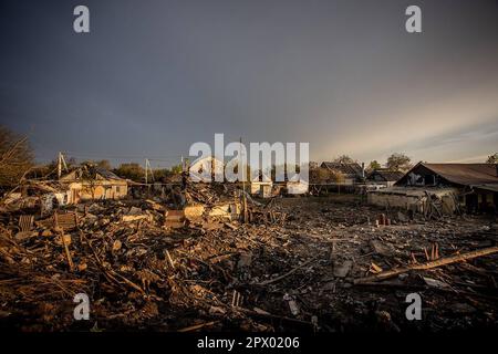 Pavlograd, Ukraine. 01st mai 2023. Des maisons endommagées détruites par des bombardements russes sont vues sur 1 mai 2023 à Pavlograd, oblast de Dnipropetrovsk, en Ukraine. Le chef de l'Administration militaire régionale de Dnipro, Serhii Lysak, a déclaré que 34 personnes, dont cinq enfants, avaient été blessées lors des attaques contre le district de Pavlohrad. Photo par Dnipropetrovsk Administration régionale de l'Etat/UPI crédit: UPI/Alay Live News Banque D'Images