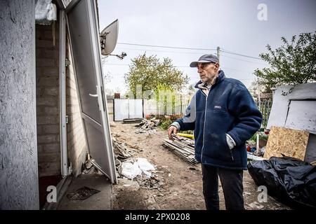 Pavlograd, Ukraine. 01st mai 2023. Volodymyr, qui est un résident de Pavlograd, inspecte les dommages de sa maison après qu'elle ait été détruite par des bombardements russes sur 1 mai 2023 à Pavlograd, oblast de Dnipropetrovsk, Ukraine. Le chef de l'Administration militaire régionale de Dnipro, Serhii Lysak, a déclaré que 34 personnes, dont cinq enfants, avaient été blessées lors des attaques contre le district de Pavlohrad. Photo par Dnipropetrovsk Administration régionale de l'Etat/UPI crédit: UPI/Alay Live News Banque D'Images
