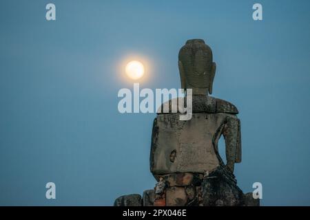 A Stupa au Wat Chai Watthanaram par pleine lune dans la ville Ayutthaya dans la province d'Ayutthaya en Thaïlande, Ayutthaya, novembre 2022 Banque D'Images