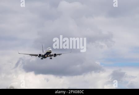 Bournemouth, Royaume-Uni - 1 mai 2023: Ryanair Boeing 737-8 enregistrement EI-EFG Landing aéroport international de Bournemouth BOH Banque D'Images