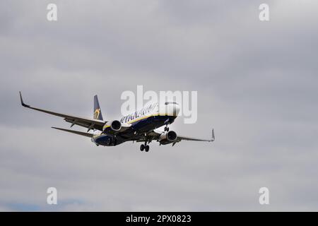 Bournemouth, Royaume-Uni - 1 mai 2023: Ryanair Boeing 737-8 enregistrement EI-EFG Landing aéroport international de Bournemouth BOH Banque D'Images