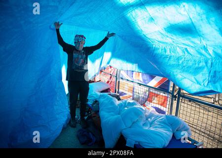 Londres, Royaume-Uni. 1st mai 2023. Le superinan royal John Loughrey montre le camp sur le Mall, surnommé « Bucks House », où lui et ses amis resteront jusqu'au jour du couronnement, afin de réserver un endroit de choix d'où voir le cortège. Le couronnement du roi Charles III et de la reine Camilla aura lieu sur 6 mai 2023. Credit: Kiki Streitberger /Alay Live News Banque D'Images