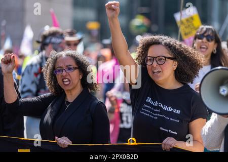 Londres, Royaume-Uni. 29 avril 2023. Des militants, dont Mandu Reid (R), lèvent les poings serrés lors d'une marche de la Coalition BLM et d'autres groupes, du ministère de l'intérieur à Downing Street, pour protester contre la loi sur la nationalité et les frontières du gouvernement britannique, la loi sur la police, la criminalité, les peines et les tribunaux et la loi sur l'ordre public. Un rassemblement, auquel participaient également des militants pour le climat de Just Stop Oil, a eu lieu devant le Home Office avant la marche. Crédit : Mark Kerrison/Alamy Live News Banque D'Images