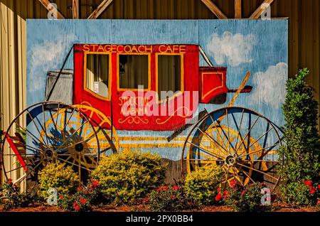 Une fresque d'un stagecoach est photographiée à l'extérieur du café Stagecoach, 22 avril 2023, à Stockton, Alabama. Le restaurant a été fondé en 1990s. Banque D'Images