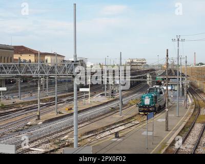 BOLOGNE, ITALIE - VERS SEPTEMBRE 2022 : gare centrale de Bologne Banque D'Images