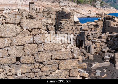 Vieilles ruines de Vilarinho das Furnas, était un village, situé à Campo de Geres, Terras de Bouro, en marge de la rivière Homem, en 1972, il était intentionnellement Banque D'Images