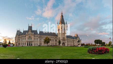 Une photo du Palais de la Culture de Iasi au lever du soleil. Banque D'Images