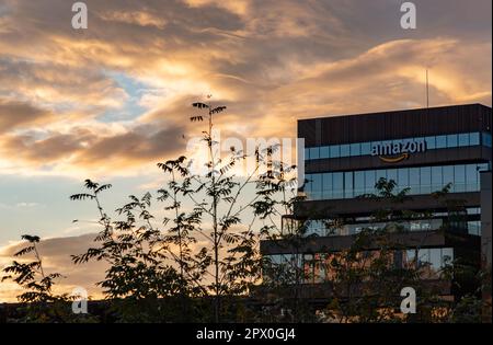 Une photo du bureau Amazon à Iasi au lever du soleil, qui fait partie du centre de développement Amazon en Roumanie. Banque D'Images