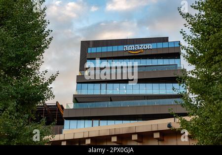 Une photo du bureau Amazon à Iasi au lever du soleil, qui fait partie du centre de développement Amazon en Roumanie. Banque D'Images