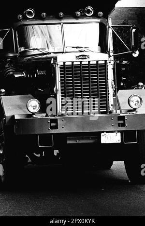 AJAXNETPHOTO. 1980. PROVIDENCE, RHODE ISLAND, ÉTATS-UNIS. - LA PLUS ANCIENNE MARQUE DE L'HÉMISPHÈRE OCCIDENTAL - UN CAMION DE DÉCHETS DE MARQUE AUTOCAR. LA MARQUE AUTOCAR EST CÉLÈBRE POUR SES CAMIONS PROFESSIONNELS COMMERCIAUX DE SERVICE SÉVÈRE. PHOTO:JONATHAN EASTLAND/AJAXREF:232404 112 Banque D'Images