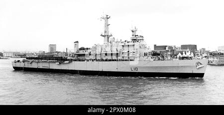 AJAXNETPHOTO. 6TH AVRIL 1982. PORTSMOUTH, ANGLETERRE. - LE HMS SANS PEUR QUITTE PORTSMOUTH POUR LES ÎLES FALKLAND. PHOTO:JONATHAN EASTLAND/AJAX REF:232404 86 Banque D'Images