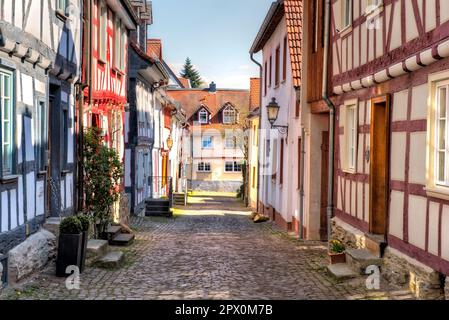 Rue pavée avec maisons à colombages rénovées en bordure du centre-ville historique d'Idstein im Taunus, Hesse, Allemagne Banque D'Images