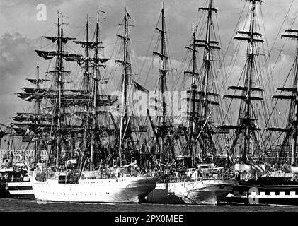 AJAXNETPHOTO. AOÛT 1974. PORTSMOUTH, ANGLETERRE. - YARDS ET YARDS ET - UNE FORÊT DE MÂTS ET DE YARDS REMORQUÉS SUR L'HORIZON HISTORIQUE DE LA VILLE NAVALE LORSQUE DE GRANDS NAVIRES ONT VISITÉ LE PORT APRÈS LA COURSE DE CORUNNA, ESPAGNE. LES PHOTOS SONT (L-R) AMERIGO VESPUCCI (IT), TOVARISCH (POL), DAR POMORZA (POL) ET KRUZENSHTERN (URSS). PHOTO:JONATHAN EASTLAND/AJAX REF: 1974 1408 Banque D'Images