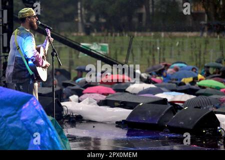 Taranto, Italie. 01st mai 2023. Parco Archeologico delle Mura Greche, Taranto, Italie, 01 mai 2023, Venerus dans la pluie battante. Pendant Uno maggio Taranto - chanteur italien musique concert crédit: Live Media Publishing Group/Alay Live News Banque D'Images