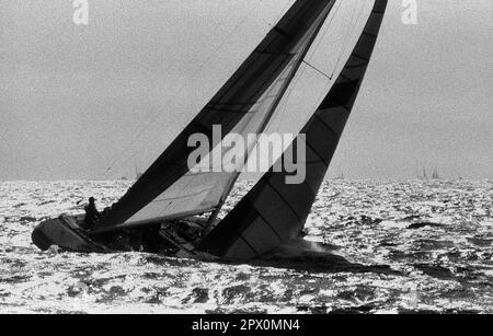 AJAXNETPHOTO. 1983. NEWPORT, RHODE ISLAND, ÉTATS-UNIS. - COUPE DE L'AMÉRIQUE - LIBERTÉ DU DÉFENSEUR DENNIS CONNER EN 12M PENDANT LA DEUXIÈME COURSE. PHOTO:ADRIAN MORGAN/AJAX REF:210204 55 Banque D'Images