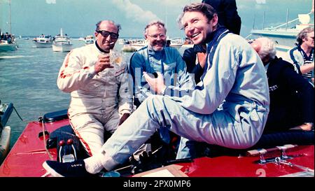 AJAXNETPHOTO. 23RD AOÛT 1970. COWES, ANGLETERRE. - COWES - TORQUAY -COWES COURSE DE BATEAU DE MOTEUR - (L-R, DE L'ARRIÈRE). FRANCESCO COSENTINO (IT), PILOTE DE LADY NARA, CHARLES GARDNER DE SURFURY III (GBR) ET TOMMY SOPWITH (FRONT) QUI ONT CONDUIT À LA VICTOIRE D'ENFIELD II, FÊTEZ À BORD DE LADY NARA TOUT EN AMARRÉ AUX CÔTÉS DE SOUTHTHERNER T.V. BATEAU DANS LE PORT.PHOTO:JONATHAN EASTLAND/AJAX C357020 REF:222904 1 Banque D'Images