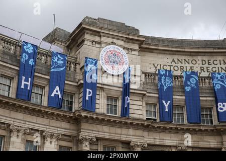 Londres, Royaume-Uni. 01st mai 2023. Le mot « heureux » est affiché sur Admiralty Arch à Westminster, dans le centre de Londres, alors que les préparatifs pour le couronnement du roi Charles III se poursuivent. Le couronnement du roi Charles III et de la reine Camilla aura lieu sur 6 mai avec des dizaines de milliers de personnes du monde entier qui devraient suivre la route entre le palais de Buckingham et l'abbaye de Westminster dans le centre de Londres. Crédit : SOPA Images Limited/Alamy Live News Banque D'Images