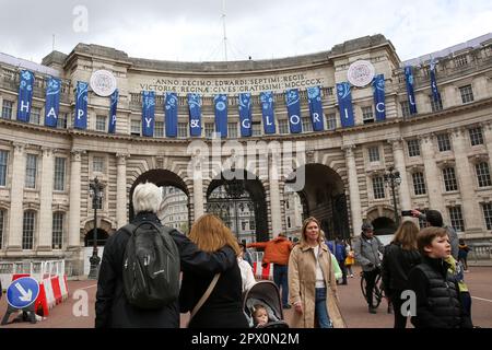 Londres, Royaume-Uni. 01st mai 2023. Les gens regardent les mots « Happy & Glorious » affichés sur Admiralty Arch à Westminster, dans le centre de Londres, alors que les préparatifs du couronnement du roi Charles III se poursuivent. Le couronnement du roi Charles III et de la reine Camilla aura lieu sur 6 mai avec des dizaines de milliers de personnes du monde entier qui devraient suivre la route entre le palais de Buckingham et l'abbaye de Westminster dans le centre de Londres. (Photo par Steve Taylor/SOPA Images/Sipa USA) crédit: SIPA USA/Alay Live News Banque D'Images