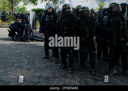 Paris, France. 01st mai 2023. Jan Schmidt-Whitley/le Pictorium - manifestation du jour de mai à Paris - 1/5/2023 - France/Paris/Paris - Un policier blessé au cours de la manifestation a été assisté par ses collègues. Importante mobilisation pour le 1st mai à Paris, la CGT comptait 2,3 millions de manifestants en France, dont 550 000 à Paris, le Ministère de l'intérieur comptait 782 000 manifestants, dont 112 000 dans la capitale. Des affrontements entre manifestants et police ont eu lieu à l'avant de la marche. Credit: LE PICTORIUM / Alamy Live News Banque D'Images