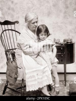 1930S GRAND-MÈRE SÉNIOR À LA CHAISE DE WINDSOR PAR LA LECTURE DE TABLE DE COUTURE D'UN PETIT LIVRE À SA PETITE-FILLE - M2349 HAR001 HARS JEUNES GÉNÉRATIONS DE COMMUNICATION EMBRASSER LES GRANDS-PARENTS FORTES FAMILLES JOIE STYLE DE VIE FEMMES GRAND-PARENT STUDIO TOURNÉ MAISON VIE COPIE ESPACE AMITIÉ DEMI-LONGUEUR HUG DAMES PERSONNES INSPIRATION S'OCCUPANT D'UN ADULTE SENIOR B&W FEMME SENIOR QUALITÉ TEMPS JEUNES ET VIEUX GÉNÉRATION GRAND-MÈRES CONNEXION PETITE-FILLE ÉLÉGANTE ATTACHEMENT PERSONNEL WINDSOR AFFECTION ÂGE DIFFÉRENCE FEMME ÂGÉE ÉMOTION CROISSANCE JUVÉNILES ENSEMBLE NOIR ET BLANC Banque D'Images