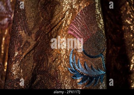 Détail du manteau impérial qui fait partie des vêtements de Coronation, exposé dans la salle du Trône de Buckingham Palace, Londres. Les vêtements seront portés par le roi Charles III lors de son couronnement à l'abbaye de Westminster sur 6 mai. Date de la photo: Mercredi 26 avril 2023. Banque D'Images