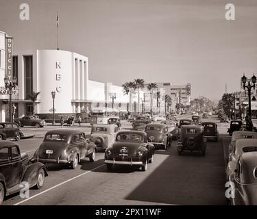 1940S ART DÉCO NBC RADIO CITY BUILDING RASÉ 1964 AU COUCHER DU SOLEIL ET DE LA VIGNE CBS STUDIO À DISTANCE HOLLYWOOD LOS ANGELES CALIFORNIE ÉTATS-UNIS - M3350 PUN001 HARS DÉCO VIGNE ET AUTOMOBILES INNOVATION EXTÉRIEURE OPPORTUNITÉ CA WEST COAST STRUCTURES AUTOMOBILES VILLES VÉHICULES EDIFICE NBC CBS PALMIERS RASÉS EN NOIR ET BLANC DÉTRUIT LOS ANGELES À L'ANCIENNE Banque D'Images