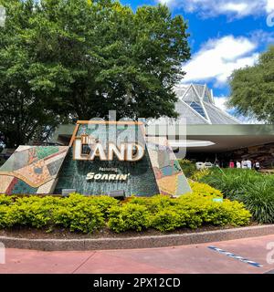 Orlando, FL USA - le 27 avril 2021 : l'entrée du pavillon Land à EPCOT dans Disney World Orlando, Floride. Banque D'Images