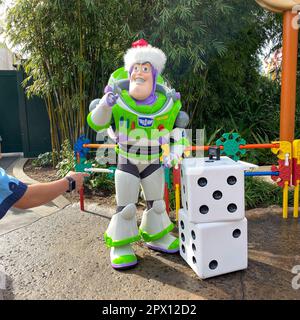 Orlando, FL USA-27 novembre 2019: Buzzlightyear du film Toy Story postant pour une photo dans les studios Hollywood à Orlando, Floride. Banque D'Images