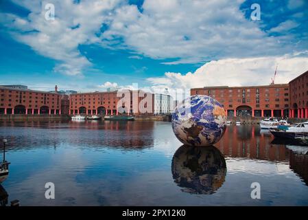 Liverpool, Royaume-Uni. 29th avril 2023. Le géant de 10m diamètre Floating Earth par l'artiste Luke Jerram flottant librement autour du Royal Albert Dock Liverpool qui est arrivé avant le Concours Eurovision Song. Crédit : SOPA Images Limited/Alamy Live News Banque D'Images