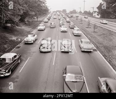 1950S LOURD EN VENANT SUR LA CIRCULATION DE VOITURE SUR QUATRE VOIES DE HUIT VOIES DIVISÉ AUTOROUTE - M5078 HAR001 HARS VIEUX MODE Banque D'Images